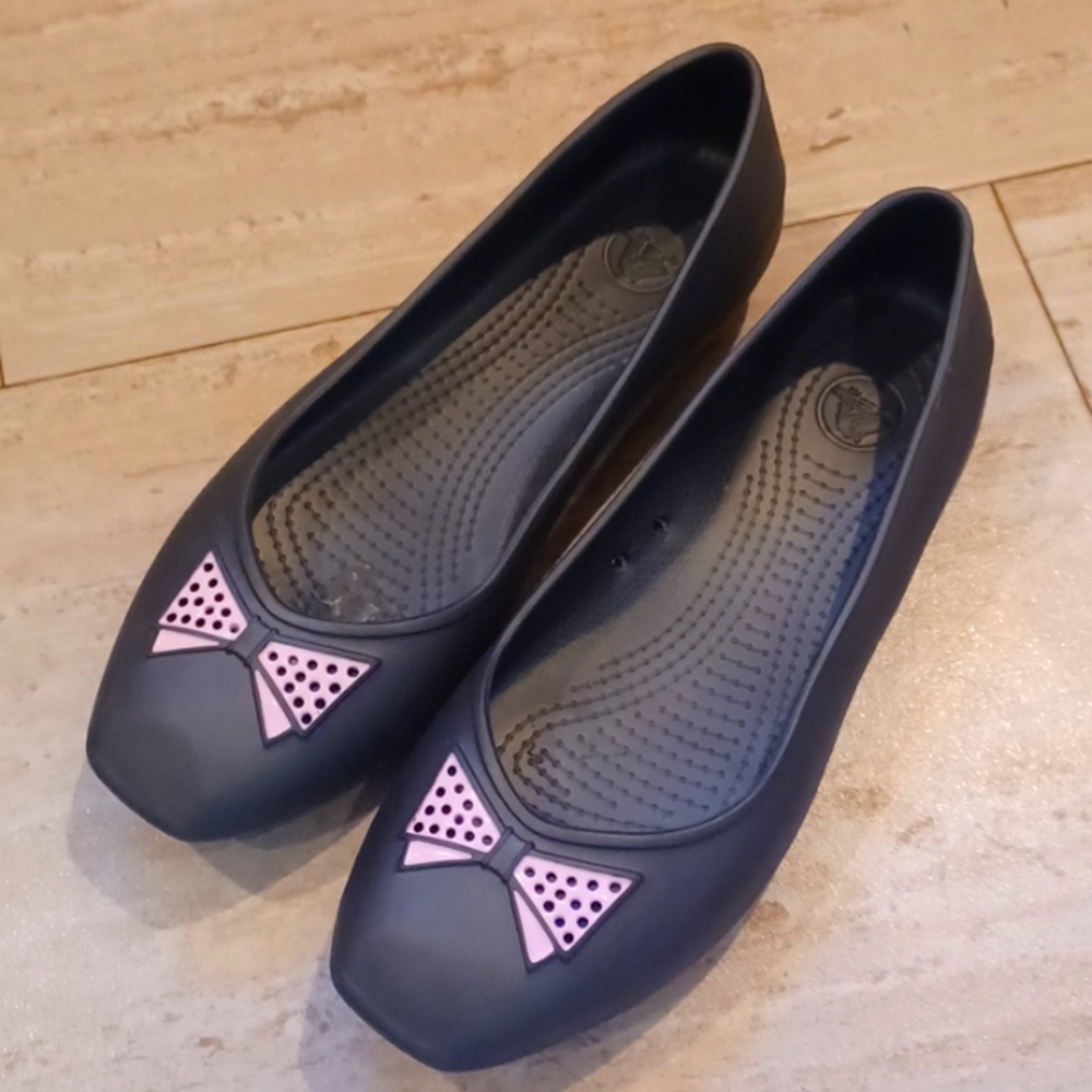 Crocs UNIQUE Charcoal Gray/Black Ballerina Flats with Pink Bows